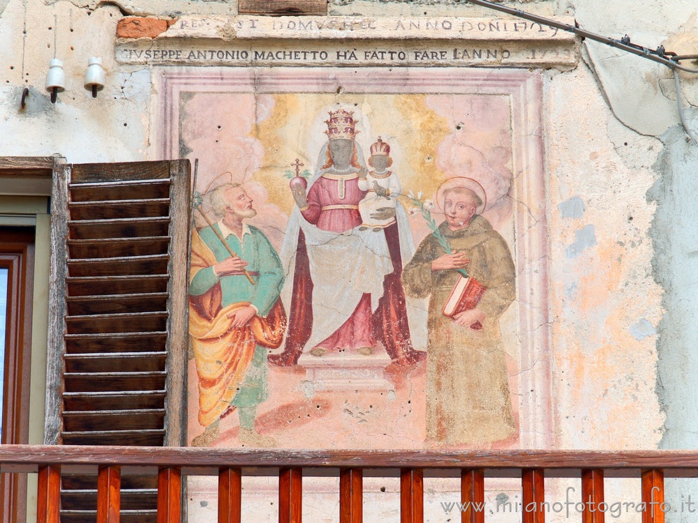 Campiglia Cervo (Biella) - Affresco della Madonna di Oropa sul muro di una casa della frazione Quittengo